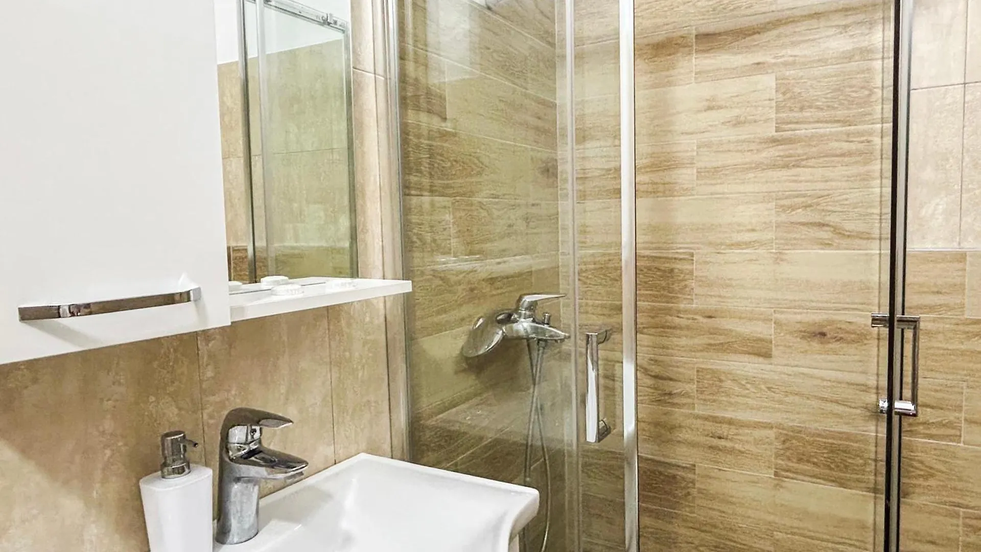 Two Bedrooms, Top Location 972 格勒姆